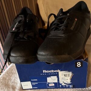 Reebok women’s princess  Black Classic Leather Sneakers. Size 8 No lid for box